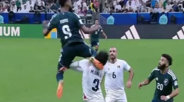 أمين عمر يتسبب في جدل تحكيمي بعد عدم طرد مهاجم السعودية أمام فلسطين 1